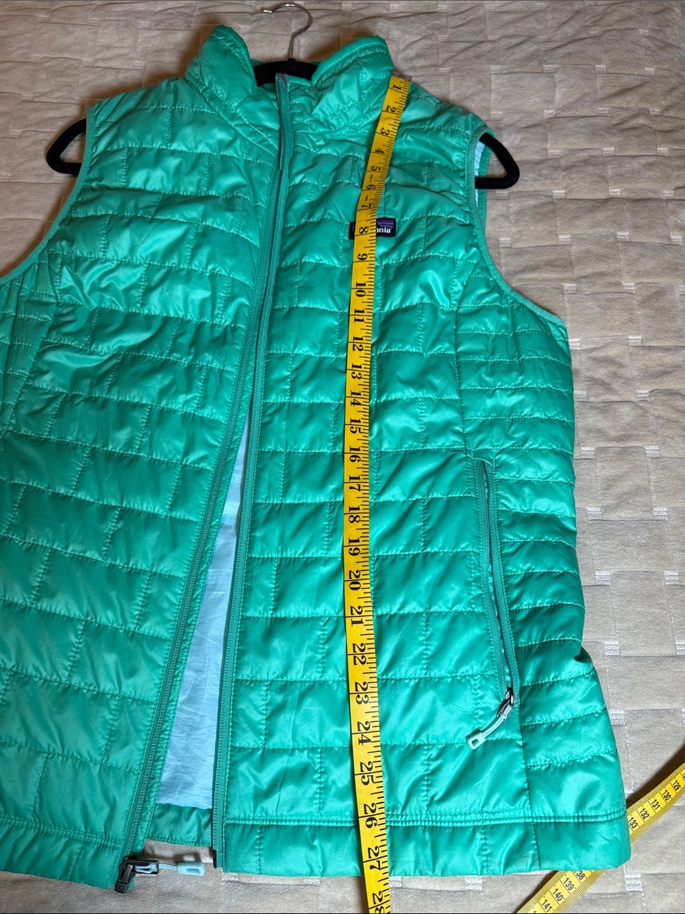 Patagonia Women's Bright Spring Green Quilted Vest; Baby Blue Lining - Picture 8 of 9